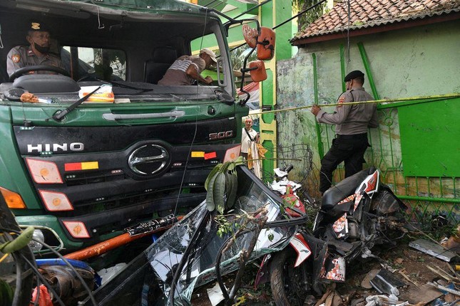 Indonesia: Xe tải gây tai nạn trước cổng trường học, 30 người thương vong ảnh 1