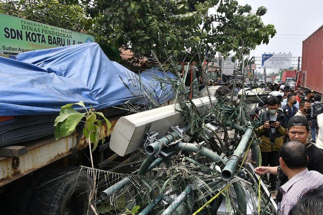 Indonesia: Xe tải gây tai nạn trước cổng trường học, 30 người thương vong ảnh 2