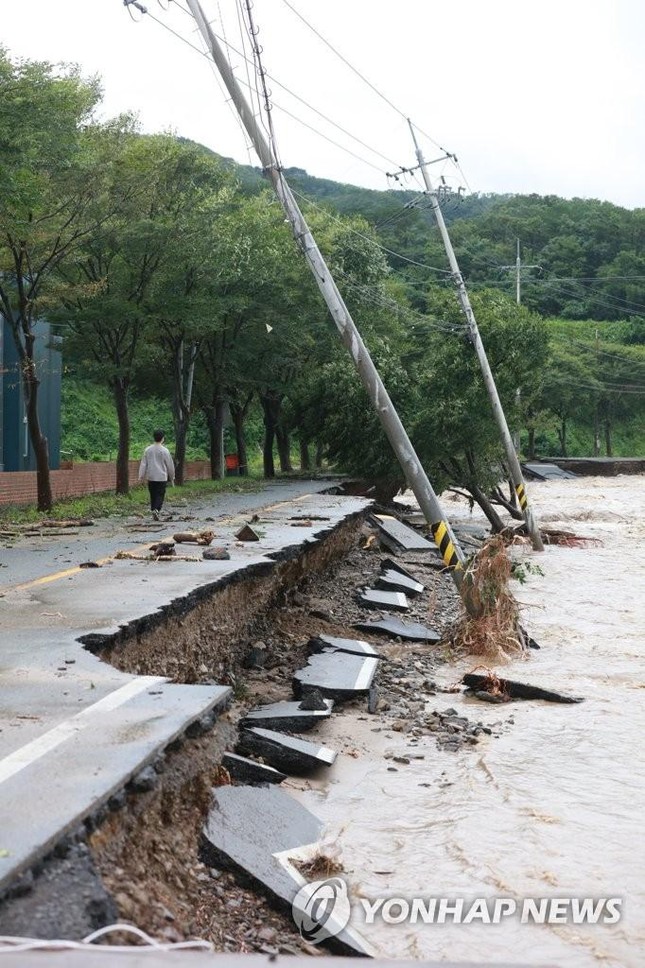 Hàn Quốc: 7 người chết thảm vì xuống hầm đậu xe đúng lúc mưa bão - Ảnh 10.