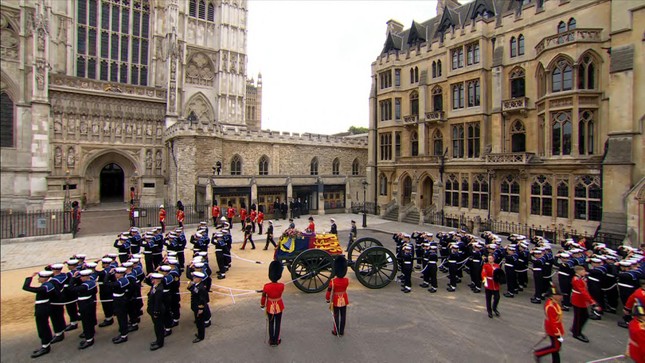 Panorama of the funeral of Queen Elizabeth II - Photo 11.