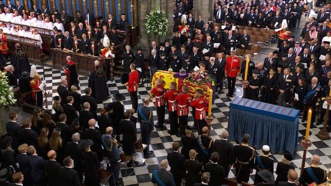 Panorama of the funeral of Queen Elizabeth II - Photo 20.