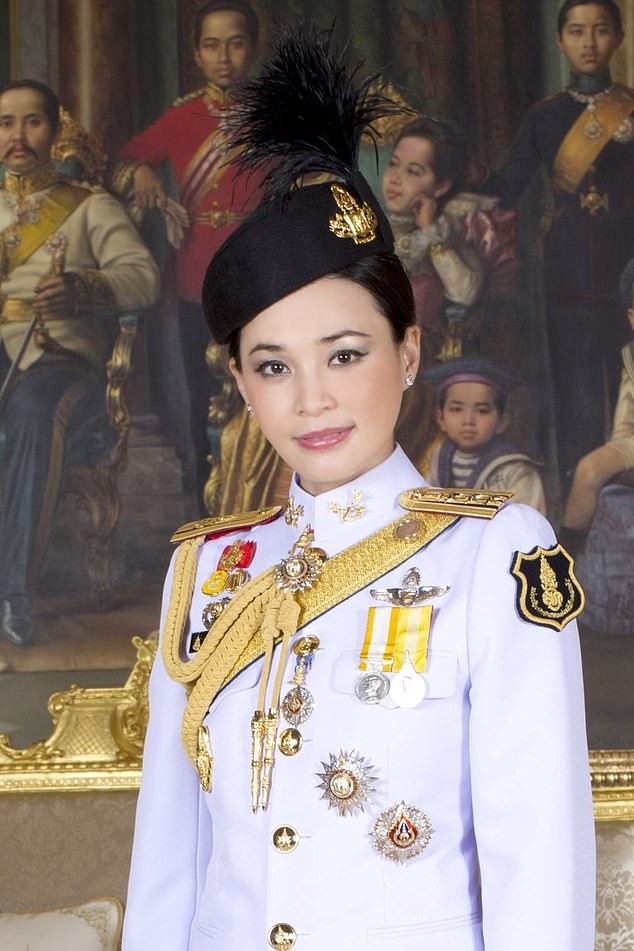6 quan chức hoàng cung Thái Lan bị sa thải vì vi phạm kỷ luật nghiêm trọng ảnh 1