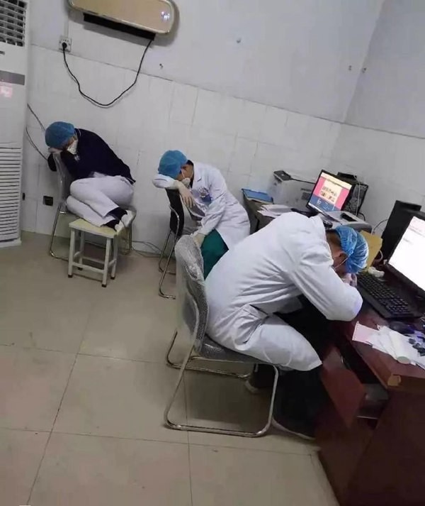 Xúc động chứng kiến các tư thế ngủ của bác sĩ chống dịch virus corona ảnh 1