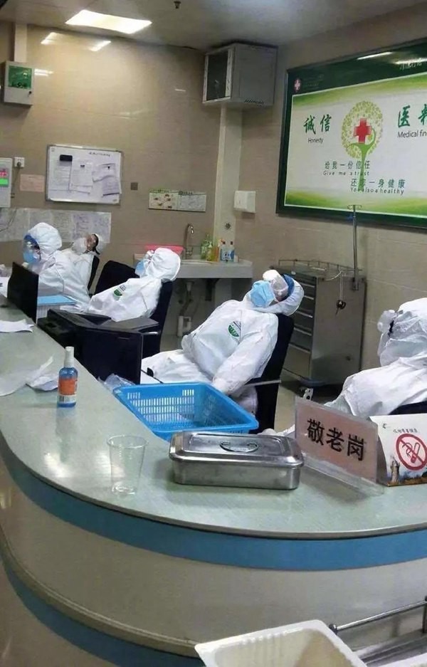 Xúc động chứng kiến các tư thế ngủ của bác sĩ chống dịch virus corona ảnh 2