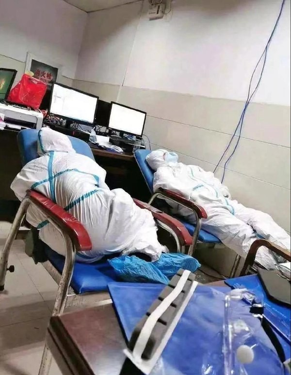 Xúc động chứng kiến các tư thế ngủ của bác sĩ chống dịch virus corona ảnh 3