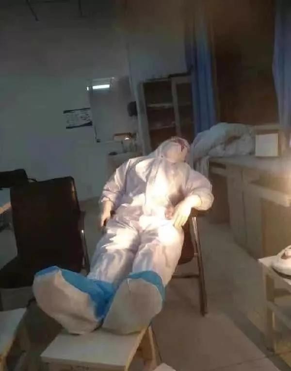 Xúc động chứng kiến các tư thế ngủ của bác sĩ chống dịch virus corona ảnh 4