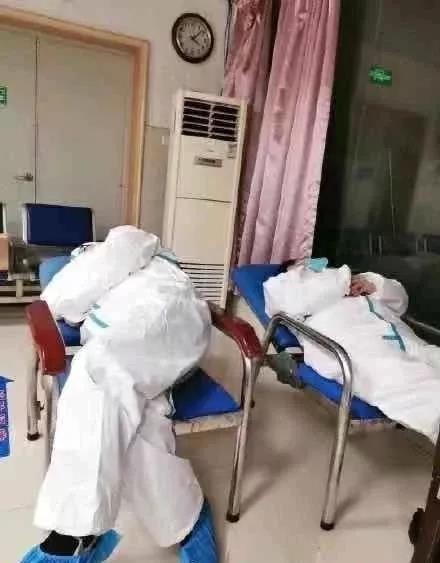 Xúc động chứng kiến các tư thế ngủ của bác sĩ chống dịch virus corona ảnh 7