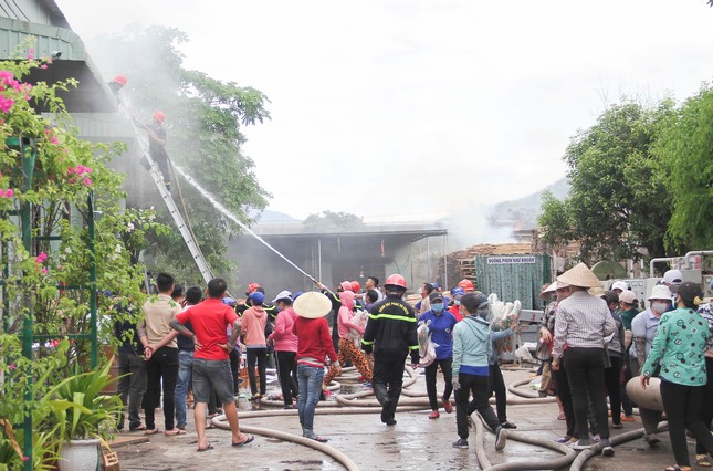 Cháy lớn ở khu công nghiệp tại Bình Định, hàng trăm người tham gia dập lửa ảnh 10