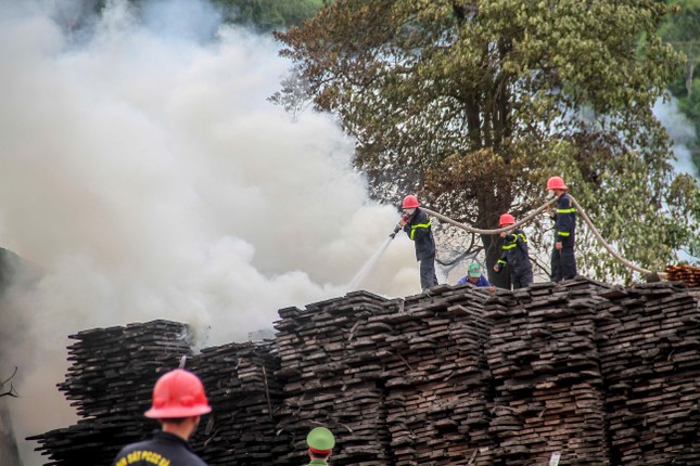 Cháy lớn ở khu công nghiệp tại Bình Định, hàng trăm người tham gia dập lửa ảnh 3