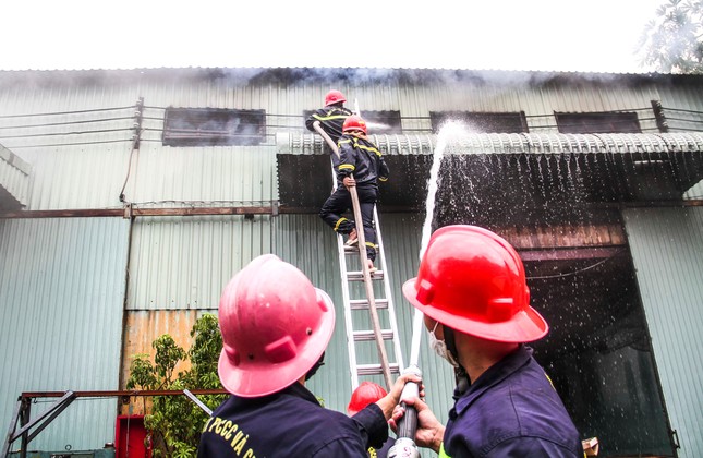 Cháy lớn ở khu công nghiệp tại Bình Định, hàng trăm người tham gia dập lửa ảnh 6