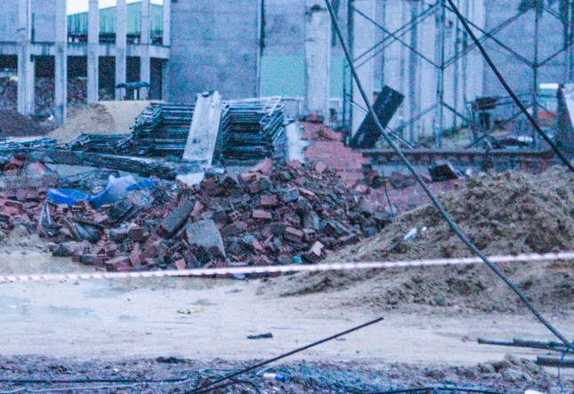 Hình ảnh hiện trường vụ sập tường ở khu công nghiệp làm 9 người thương vong ảnh 5