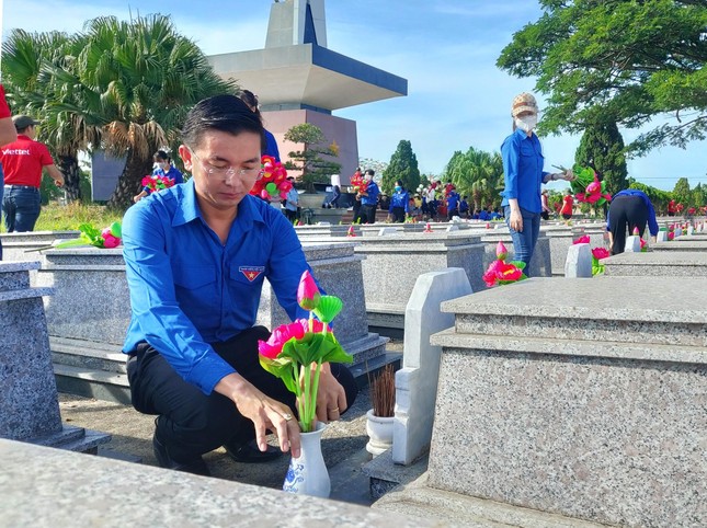 Tuổi trẻ Đà Nẵng dâng ngàn đóa sen tại nghĩa trang liệt sĩ ảnh 3