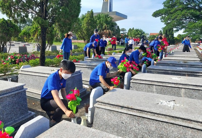 Tuổi trẻ Đà Nẵng dâng ngàn đóa sen tại nghĩa trang liệt sĩ ảnh 2