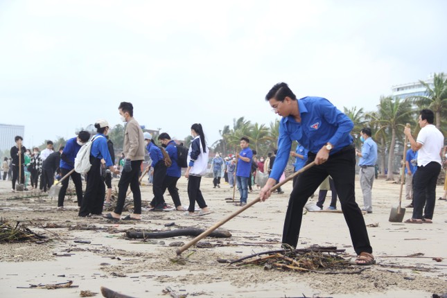 Bãi biển Đà Nẵng ngập rác sau mưa ngập lịch sử, ngàn thanh niên chung tay dọn dẹp ảnh 4