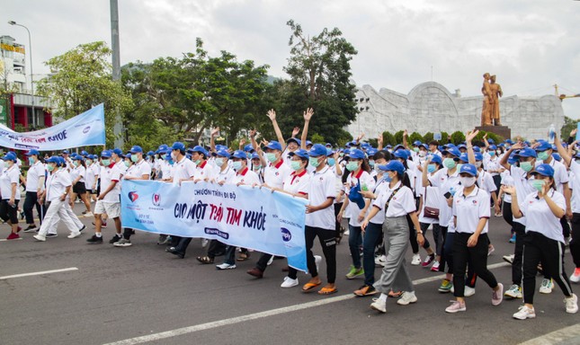 Gần 3.000 người tham gia đi bộ ‘cho một trái tim khoẻ’ ảnh 1