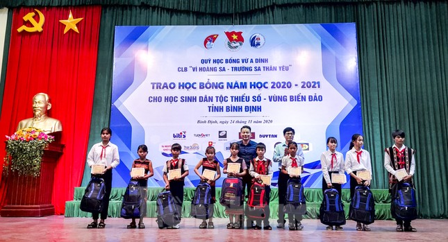 Trao học bổng cho học sinh dân tộc thiểu số, con em gia đình ngư dân khó khăn ảnh 2