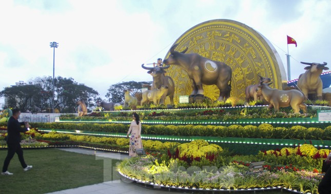 Bình Định khánh thành biểu tượng linh vật năm 2021 “gia đình Trâu sum vầy hạnh phúc” ảnh 3