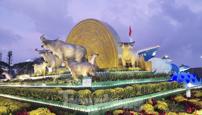 Bình Định khánh thành biểu tượng linh vật năm 2021 “gia đình Trâu sum vầy hạnh phúc” ảnh 1