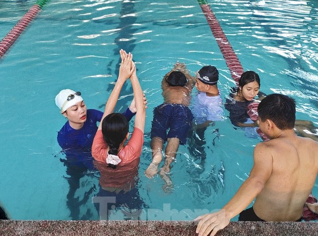 Chiến sĩ Tình nguyện hè dạy bơi miễn phí cho trẻ em khó khăn ảnh 1