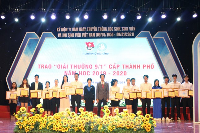 Thành Đoàn Đà Nẵng tặng 300 vé xe Tết cho sinh viên ảnh 2