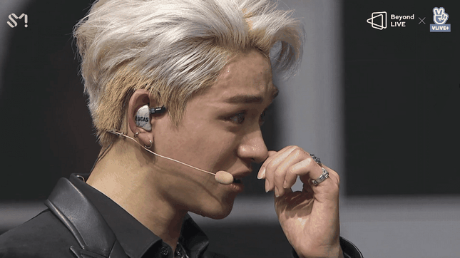 Bùng nổ cảm xúc với concert trực tuyến của WayV: Sân khấu đỉnh cao, Lucas bật khóc vì fan ảnh 9