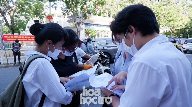 Thi tốt nghiệp THPT Quốc gia đợt 2: Đề Toán “nhẹ nhàng”, thí sinh thở phào nhẹ nhõm ảnh 2