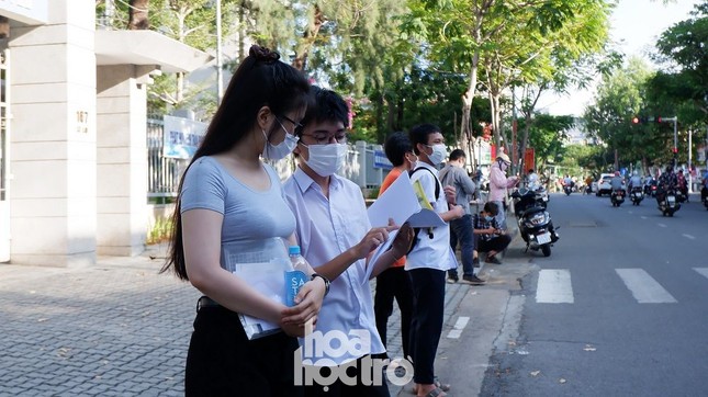 Thi tốt nghiệp THPT Quốc gia đợt 2: Đề Toán “nhẹ nhàng”, thí sinh thở phào nhẹ nhõm ảnh 4