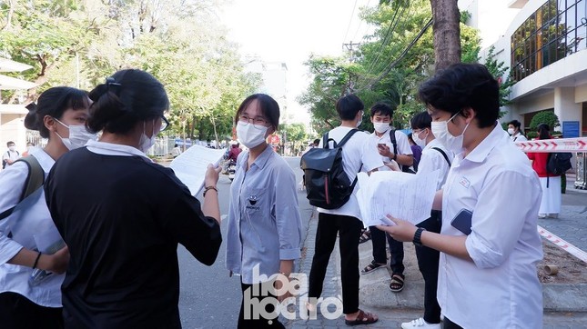 Thi tốt nghiệp THPT Quốc gia đợt 2: Đề Toán “nhẹ nhàng”, thí sinh thở phào nhẹ nhõm ảnh 3