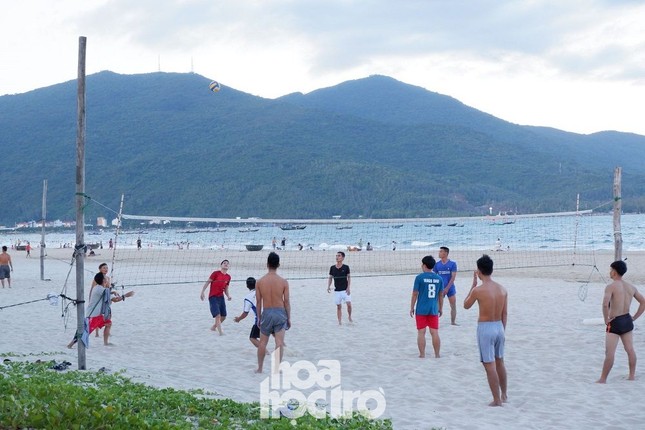 Đà Nẵng: Teen “check-in” Cầu Vàng phiên bản yêu nước, nô nức tắm biển sau bão và COVID-19 ảnh 7