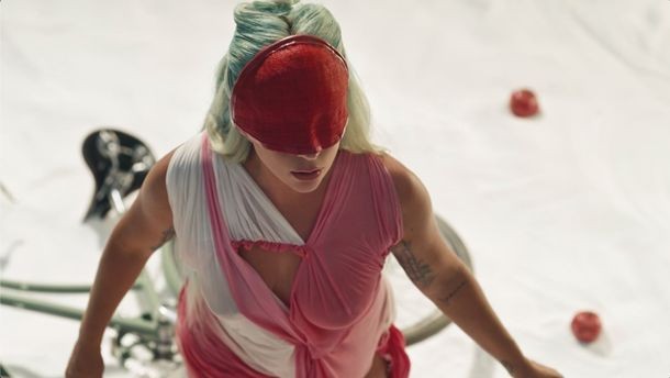 Thì ra Lady Gaga “biết” tiếng Việt, còn kêu gọi các fan “xem ngay và liền MV 911 cho chụy” ảnh 5