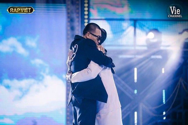Bài hát cuối cùng trên sàn đấu “Rap Việt” là món quà Dế Choắt dành tặng HLV Wowy ảnh 2