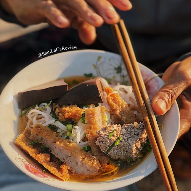 Vĩnh Long: Tô bún riêu 10K trong “truyền thuyết” và xưởng bánh ngon nhà làm phải thử ảnh 1