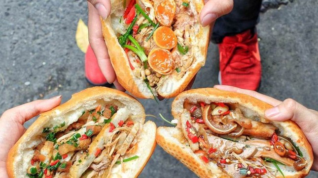 Ăn sáng cùng Sài Gòn: Liêu xiêu cùng món bánh mì gà xé trứng non lòng đào ngon dzách lầu ảnh 3
