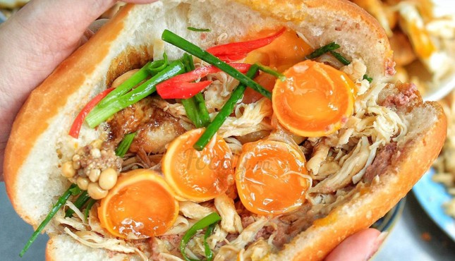Ăn sáng cùng Sài Gòn: Liêu xiêu cùng món bánh mì gà xé trứng non lòng đào ngon dzách lầu ảnh 5