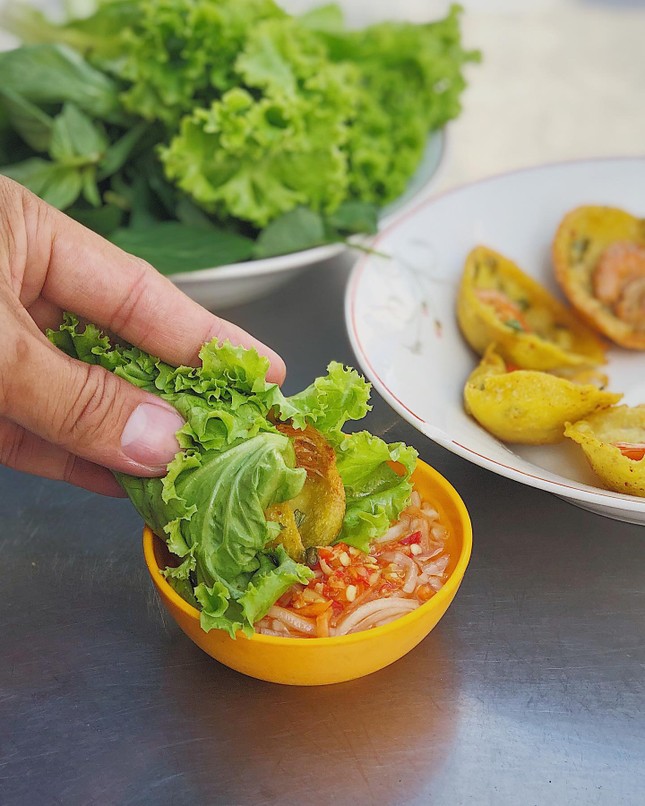 Dọc đường ăn dặm: Xôi nếp than và bánh khọt giá dưới 15K, hương vị ngon miễn chê ảnh 10