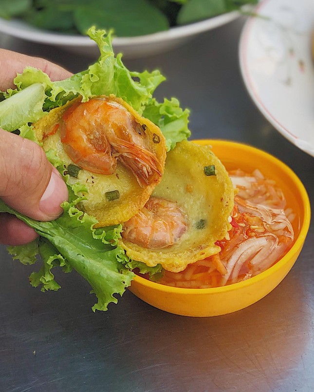 Dọc đường ăn dặm: Xôi nếp than và bánh khọt giá dưới 15K, hương vị ngon miễn chê ảnh 11