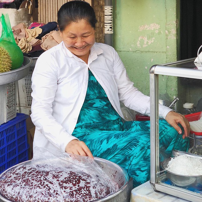 Dọc đường ăn dặm: Xôi nếp than và bánh khọt giá dưới 15K, hương vị ngon miễn chê ảnh 2