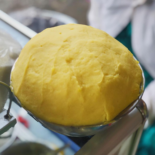Dọc đường ăn dặm: Xôi nếp than và bánh khọt giá dưới 15K, hương vị ngon miễn chê ảnh 4