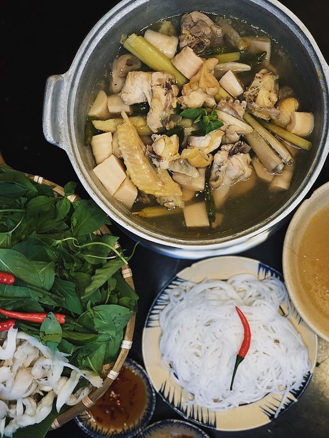 Lên Đà Lạt ăn gì cho ấm bụng: Lẩu gà lá é, lẩu cua đồng hay mỳ Quảng thơm ngon? ảnh 2