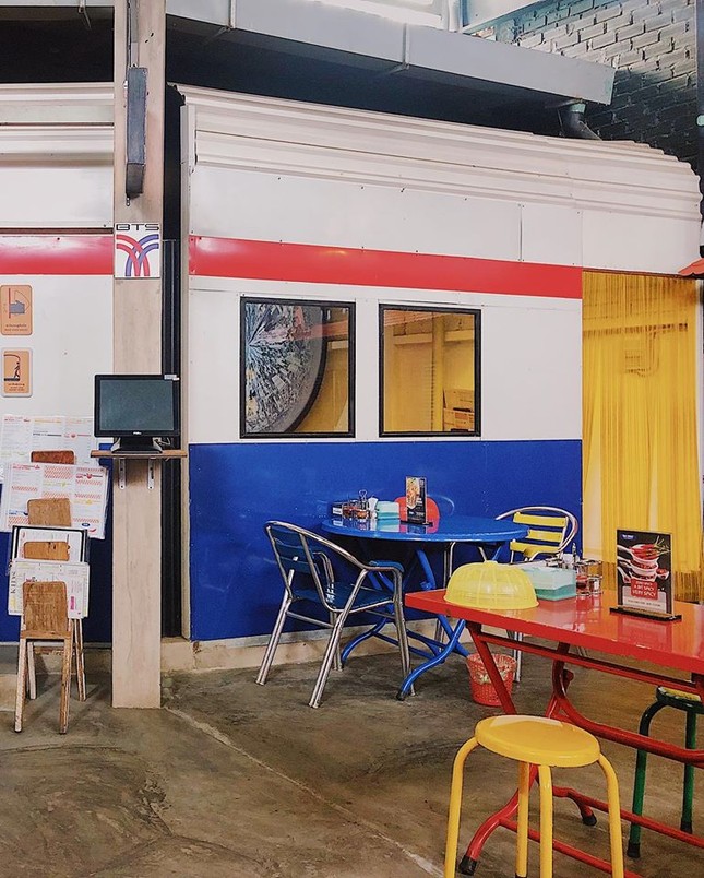 Nhớ Thái nhưng “kẹt chân” vì dịch: Khám phá tiểu Bangkok ở Sài Gòn qua các toa tàu điện ảnh 4