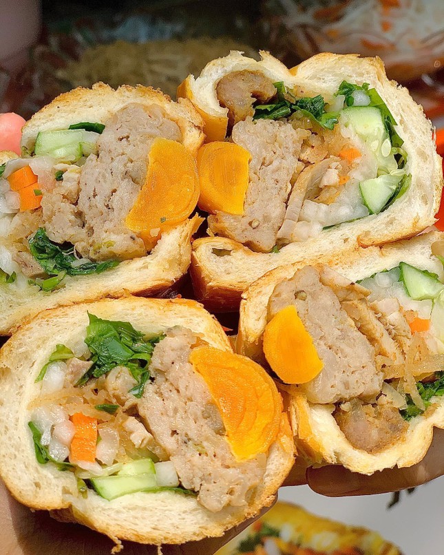 Lót dạ bằng ổ bánh mì xíu mại và phá lấu khìa hay cả siêu thị bánh tráng mix đủ vị? ảnh 2
