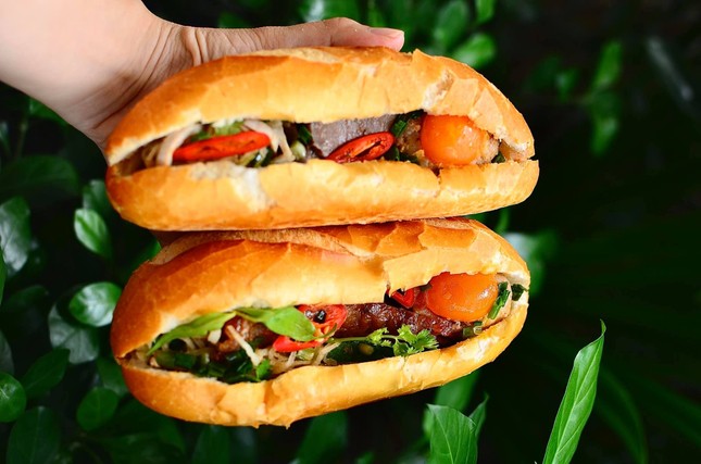 Lót dạ bằng ổ bánh mì xíu mại và phá lấu khìa hay cả siêu thị bánh tráng mix đủ vị? ảnh 5