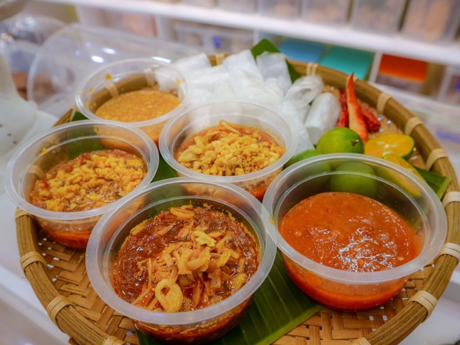 Lót dạ bằng ổ bánh mì xíu mại và phá lấu khìa hay cả siêu thị bánh tráng mix đủ vị? ảnh 7