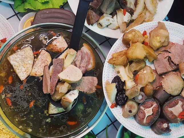 TP.HCM: Lẩu bò ấm bụng ngày mưa hay bún bò vị ngon trên từng cây số? ảnh 2