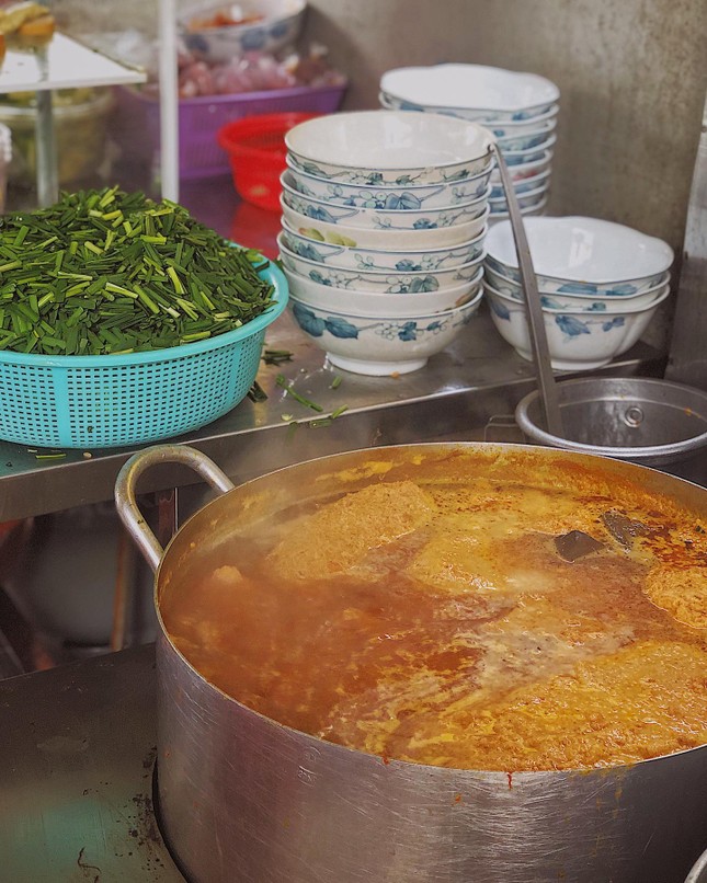 Sài Gòn hẻm: Có gì hấp dẫn trong đĩa bánh ướt 60 năm tuổi và tô bún riêu ngon nức tiếng? ảnh 7