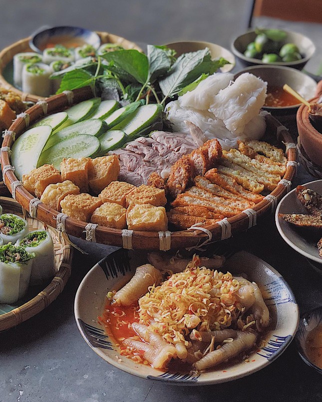 Hẹn hò Sài Gòn: Ăn thả cửa cùng mẹt bún đậu tá lả và buffet lẩu ngon mê man ảnh 2