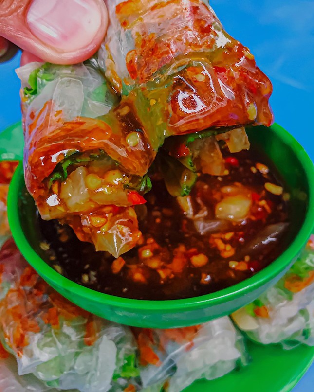 Ăn vặt với bò bía tôm chấy chỉ 2K5 hoặc bánh hotdog ngập phô mai, cắn một miếng là hết ý ảnh 3