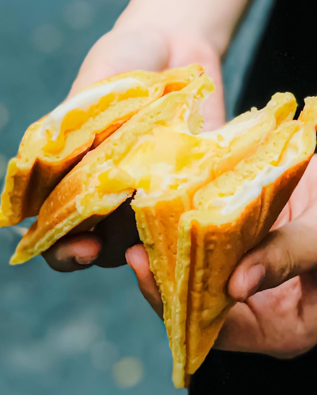 Ăn vặt với bò bía tôm chấy chỉ 2K5 hoặc bánh hotdog ngập phô mai, cắn một miếng là hết ý ảnh 5
