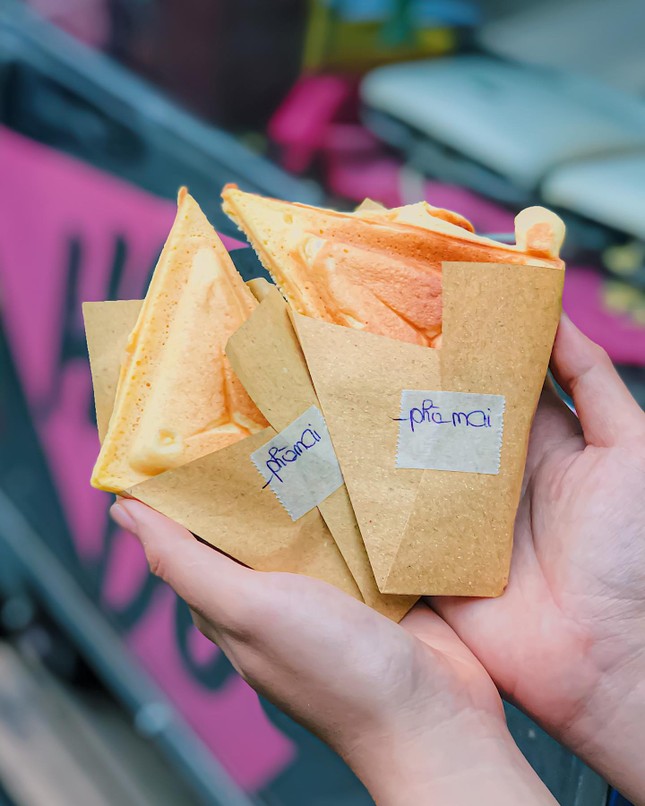Ăn vặt với bò bía tôm chấy chỉ 2K5 hoặc bánh hotdog ngập phô mai, cắn một miếng là hết ý ảnh 7