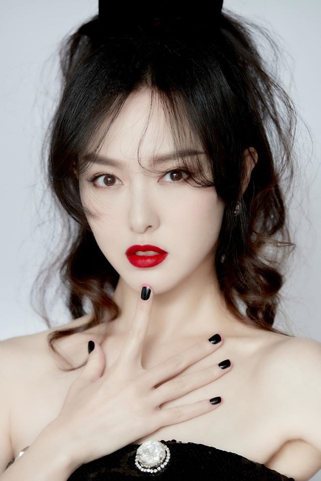 Đường Yên hút mắt với váy chấm bi khoe dáng trên thảm đỏ Tencent, “chị đại” đã trở lại! ảnh 1